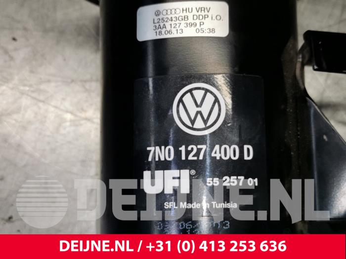 Fuel filter housing from a Volkswagen Passat Variant (365) 1.6 TDI 16V Bluemotion 2013