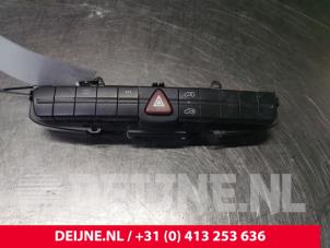 Usados Interruptor de luz de pánico Volkswagen Crafter 2.5 TDI 30/32/35/46/50 Precio € 36,30 IVA incluido ofrecido por van Deijne Onderdelen Uden B.V.