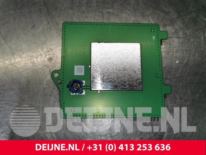 Używane Antena GPS Tesla Model 3 Long Range AWD 75 kWh Cena € 18,15 Z VAT oferowane przez van Deijne Onderdelen Uden B.V.