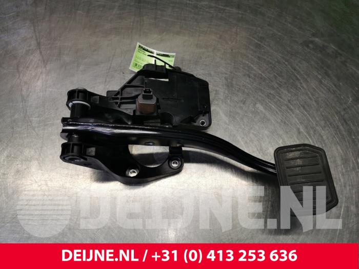 Używane Pedal hamulca Tesla Model 3 Long Range AWD 75 kWh Cena € 36,30 Z VAT oferowane przez van Deijne Onderdelen Uden B.V.