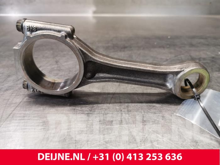 Używane Korbowód Volkswagen Multivan T5 (7E/7HC/7HF/7HM) 2.5 Tdi Cena € 72,60 Z VAT oferowane przez van Deijne Onderdelen Uden B.V.