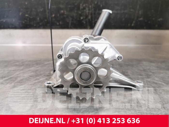 Używane Pompa oleju Mercedes Sprinter Cena € 60,50 Z VAT oferowane przez van Deijne Onderdelen Uden B.V.