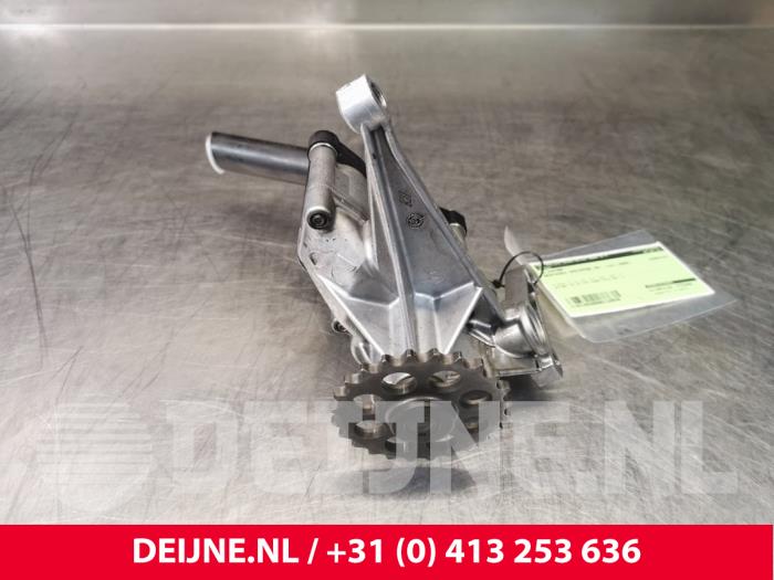 Używane Pompa oleju Mercedes Sprinter Cena € 60,50 Z VAT oferowane przez van Deijne Onderdelen Uden B.V.