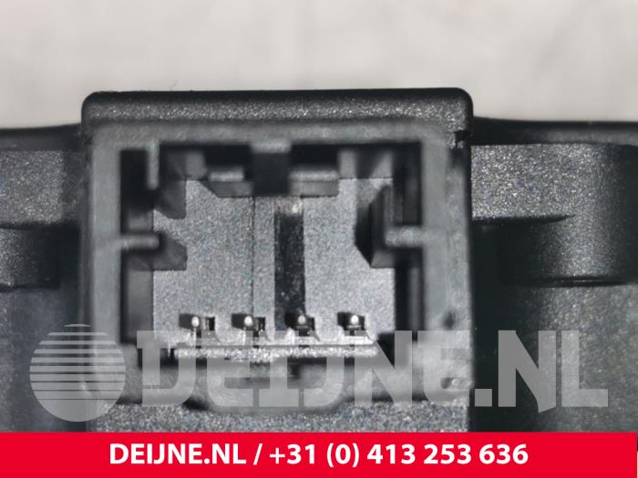 Heater valve motor from a Audi A6 Avant (C7) 3.0 TDI V6 24V Quattro 2016