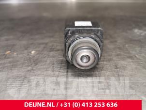 Używane Kamera lusterka lewego Mercedes S (W222/V222/X222) 3.0 S-500 Plug-in Hybrid, S-500 e 24V Cena € 160,00 Procedura marży oferowane przez van Deijne Onderdelen Uden B.V.