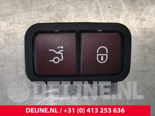 Used Tailgate switch Mercedes S (W222/V222/X222) 3.0 S-500 Plug-in Hybrid, S-500 e 24V Price € 15,00 Margin scheme offered by van Deijne Onderdelen Uden B.V.