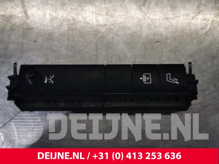 Używane Przelacznik Mercedes S (222.0/222.1) 3.0 S-500 Plug-in Hybrid, S-500 e 24V Cena € 80,00 Procedura marży oferowane przez van Deijne Onderdelen Uden B.V.