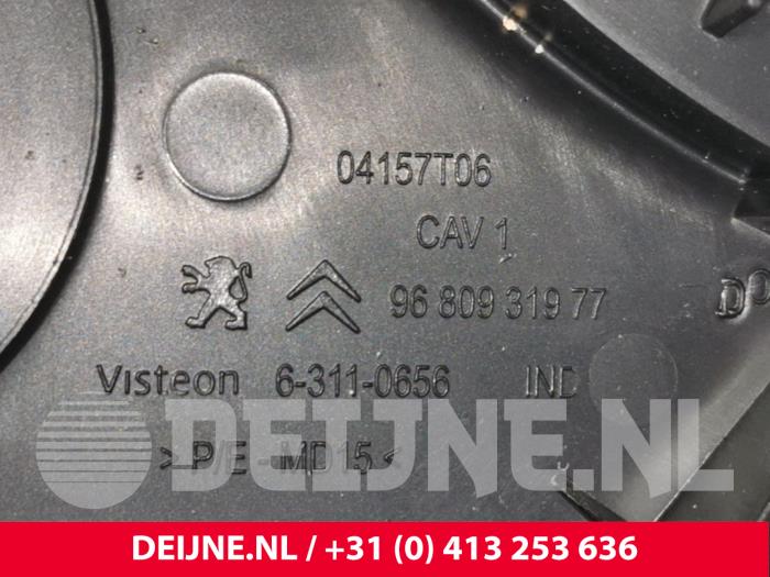 Commutateur éclairage d'urgence d'un Citroën Berlingo 1.6 HDi 90 Phase 1 2012