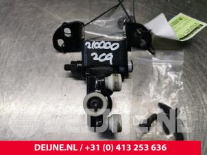 Used Sliding door roller, right Volkswagen Crafter (SY) 2.0 TDI Price € 151,25 Inclusive VAT offered by van Deijne Onderdelen Uden B.V.