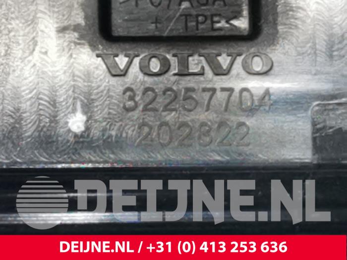 Uchwyt tylnej klapy z Volvo XC60 II (UZ) 2.0 T6 16V Twin Engine 2021