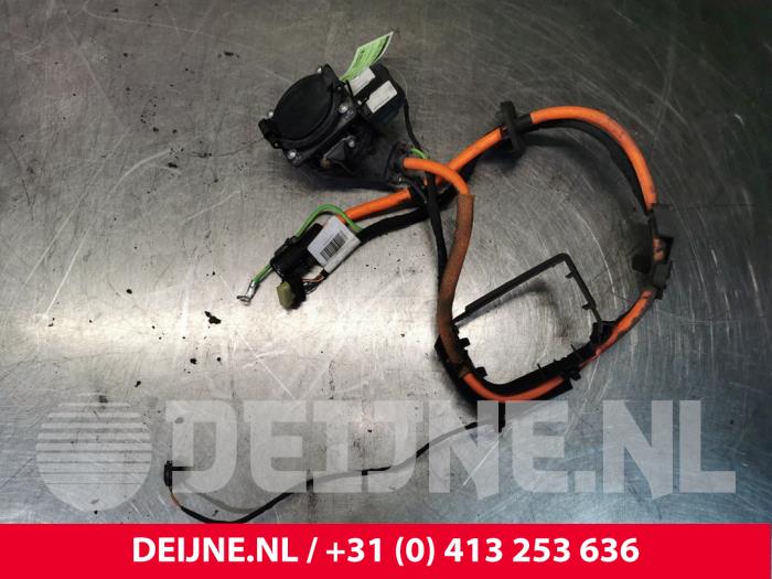 Cable high-voltage from a Mercedes-Benz S (W222/V222/X222) 3.0 S-500 Plug-in Hybrid, S-500 e 24V 2015