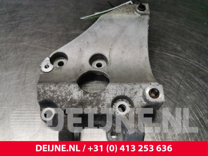 Usagé Support dynamo bas Ford Transit Connect (PJ2) 1.5 TDCi Prix € 36,30 Prix TTC proposé par van Deijne Onderdelen Uden B.V.