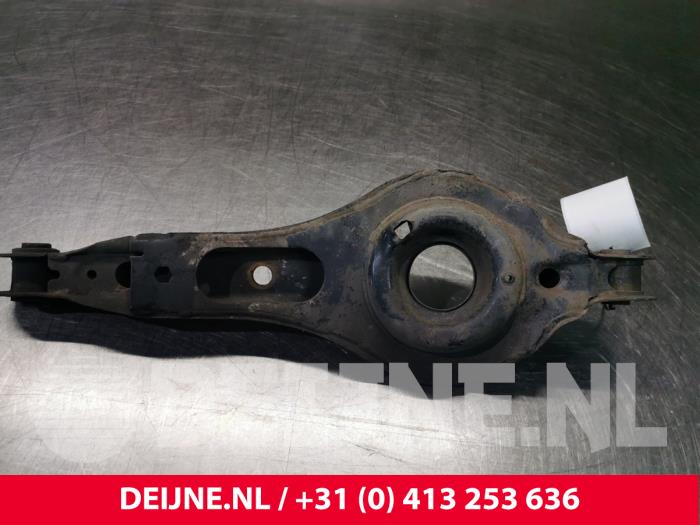 Rear spring retainer, right from a Volvo S40 (MS) 1.8 16V 2009