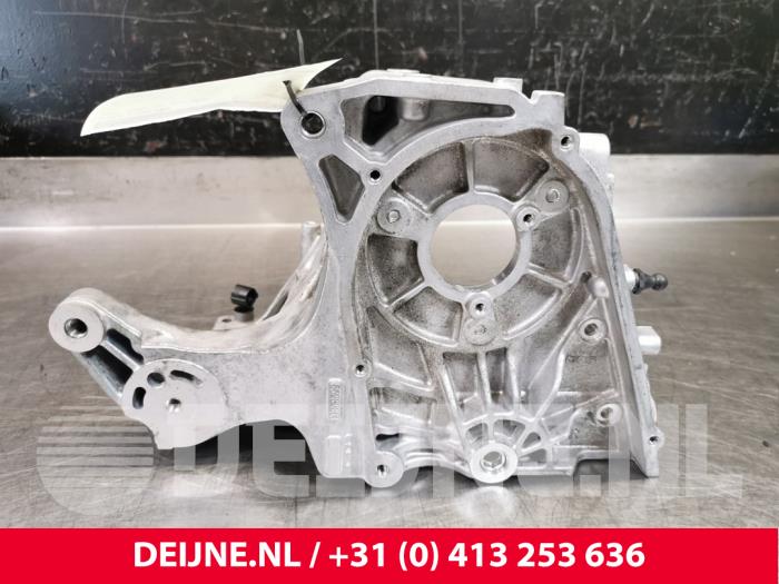 Diesel pump bracket from a Opel Combo 1.6 CDTI 16V 2017