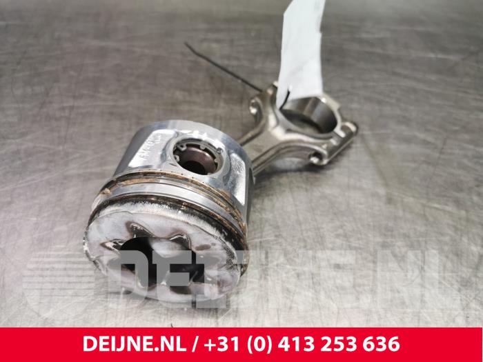 Usados Pistón Opel Combo 1.6 CDTI 16V Precio € 90,75 IVA incluido ofrecido por van Deijne Onderdelen Uden B.V.