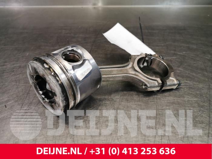 Usados Pistón Opel Combo 1.6 CDTI 16V Precio € 90,75 IVA incluido ofrecido por van Deijne Onderdelen Uden B.V.