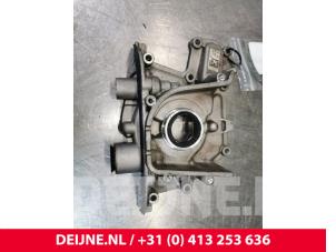 Usagé Pompe à huile Opel Combo 1.6 CDTI 16V Prix € 90,75 Prix TTC proposé par van Deijne Onderdelen Uden B.V.