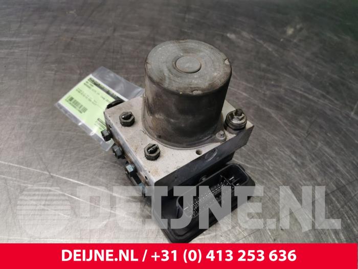 Używane Pompa ABS Mercedes Vito Tourer (447.7) 2.2 114 CDI 16V Cena € 175,45 Z VAT oferowane przez van Deijne Onderdelen Uden B.V.
