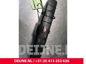 Usagé Bouton de warning Mercedes Sprinter 3,5t (906.63) 314 CDI 16V Prix € 24,20 Prix TTC proposé par van Deijne Onderdelen Uden B.V.