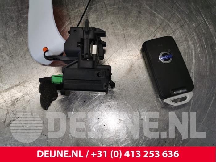Ignition lock + key from a Volvo V40 Cross Country (MZ) 2.0 D4 20V 2014