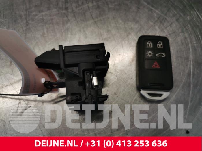 Ignition lock + key from a Volvo V40 Cross Country (MZ) 2.0 D4 20V 2014