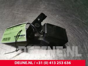 Usados Lengüeta de cinturón de seguridad izquierda detrás Volvo V60 I (FW/GW) 2.4 D6 20V Plug-in Hybrid AWD Precio € 25,00 Norma de margen ofrecido por van Deijne Onderdelen Uden B.V.