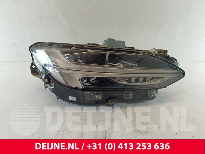 Używane Reflektor prawy Volvo V90 II (PW) 2.0 D3 16V AWD Cena € 750,00 Procedura marży oferowane przez van Deijne Onderdelen Uden B.V.