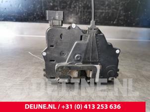 Gebrauchte Türschlossmechanik 4-türig links vorne Fiat Grande Punto (199) 1.4 Preis auf Anfrage angeboten von van Deijne Onderdelen Uden B.V.