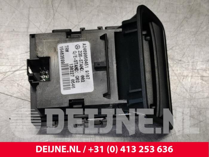 Gebrauchte Handbremse Schalter Mercedes CLA (117.3) 2.0 CLA-250 Turbo 16V Preis € 9,00 Margenregelung angeboten von van Deijne Onderdelen Uden B.V.
