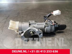 Usagé Serrure de contact + clé Hyundai H-300 2.5 CRDi Prix sur demande proposé par van Deijne Onderdelen Uden B.V.