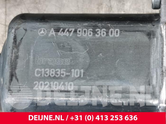 Door window motor from a Mercedes-Benz Vito (447.6) 2.0 114 CDI 16V 2021