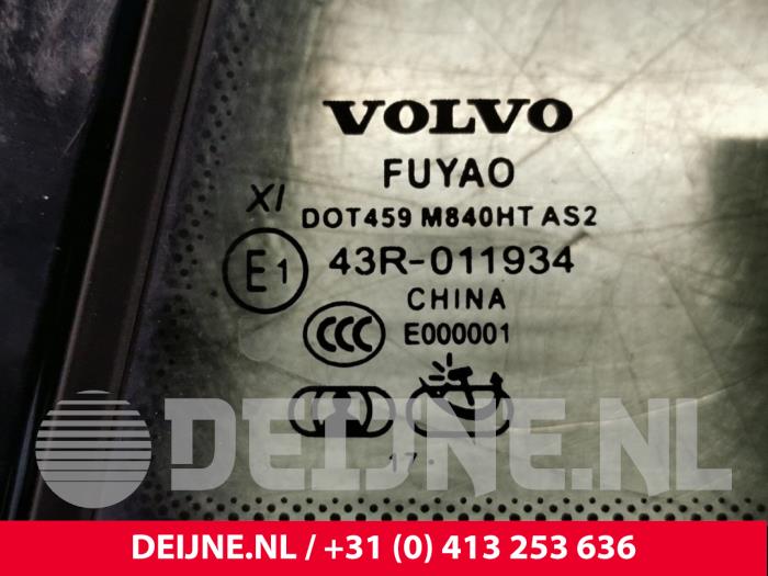 Trójkatna szyba lewy tyl z Volvo V60 II (ZW) 2.0 T8 16V Plug-in Hybrid AWD 2019