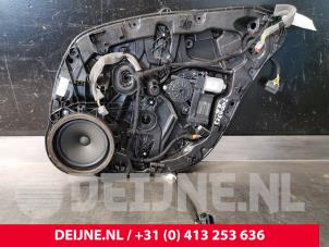 Używane Mechanizm szyby prawej tylnej wersja 4-drzwiowa Volvo V60 II (ZW) 2.0 T8 16V Plug-in Hybrid AWD Cena € 70,00 Procedura marży oferowane przez van Deijne Onderdelen Uden B.V.