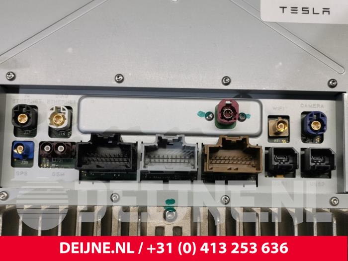 Display Multi Media control unit from a Tesla Model S 70D 2015