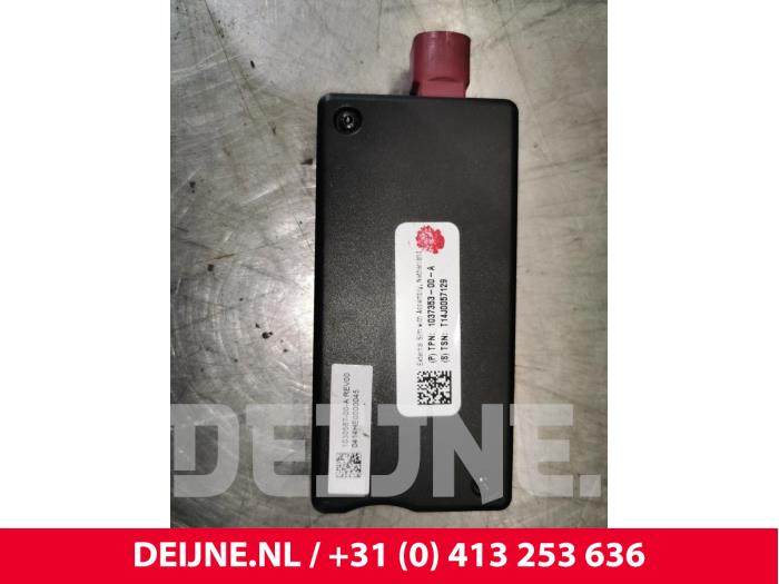 Używane Uchwyt karty SIM Tesla Model S 70D Cena € 24,20 Z VAT oferowane przez van Deijne Onderdelen Uden B.V.