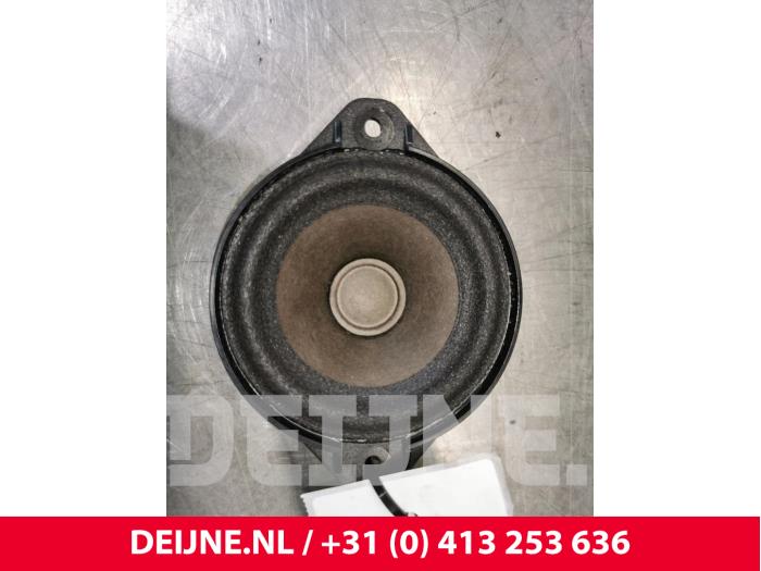 Używane Glosnik Tesla Model S 70D Cena € 18,15 Z VAT oferowane przez van Deijne Onderdelen Uden B.V.