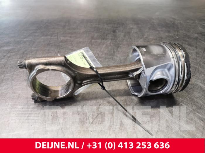 Używane Korbowód Volvo V60 I (FW/GW) 2.4 D5 20V Autom. Cena € 100,00 Procedura marży oferowane przez van Deijne Onderdelen Uden B.V.
