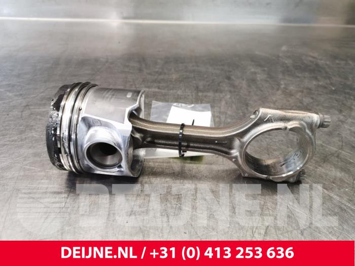 Używane Korbowód Volvo V60 I (FW/GW) 2.4 D5 20V Autom. Cena € 100,00 Procedura marży oferowane przez van Deijne Onderdelen Uden B.V.