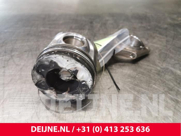 Używane Korbowód Volvo V60 I (FW/GW) 2.4 D5 20V Autom. Cena € 100,00 Procedura marży oferowane przez van Deijne Onderdelen Uden B.V.