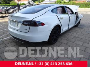 Gebrauchte Zusätzliches Fenster 4-türig rechts hinten Tesla Model S 70D Preis € 96,80 Mit Mehrwertsteuer angeboten von van Deijne Onderdelen Uden B.V.