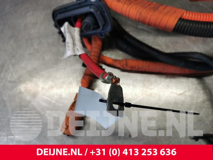 Cable high-voltage from a Volvo V60 II (ZW) 2.0 T8 16V Plug-in Hybrid AWD 2019