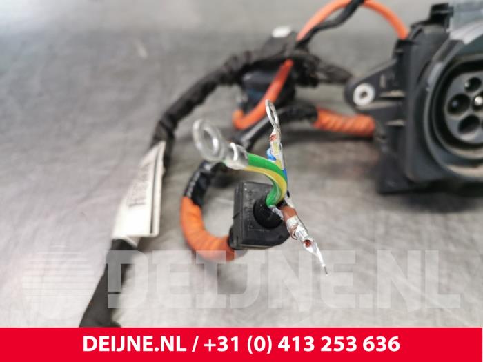 Conexión de conector de punto de carga de un Volvo V60 II (ZW) 2.0 T8 16V Plug-in Hybrid AWD 2019
