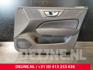 Usados Tapizado de puerta de 4 puertas derecha delante Volvo V60 II (ZW) 2.0 T8 16V Plug-in Hybrid AWD Precio de solicitud ofrecido por van Deijne Onderdelen Uden B.V.