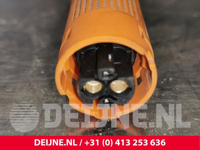 Cable high-voltage from a Volvo V60 II (ZW) 2.0 T8 16V Plug-in Hybrid AWD 2019
