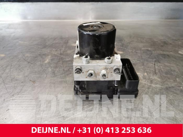 Używane Pompa ABS Volvo V40 Cross Country (MZ) 1.6 D2 Cena € 20,00 Procedura marży oferowane przez van Deijne Onderdelen Uden B.V.