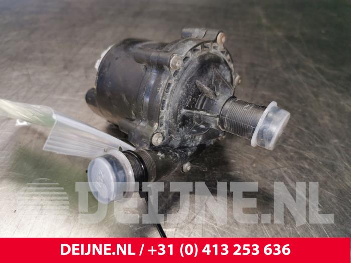 Begagnade Extra vattenpump Tesla Model S 70D Pris € 96,80 Inklusive moms erbjuds av van Deijne Onderdelen Uden B.V.