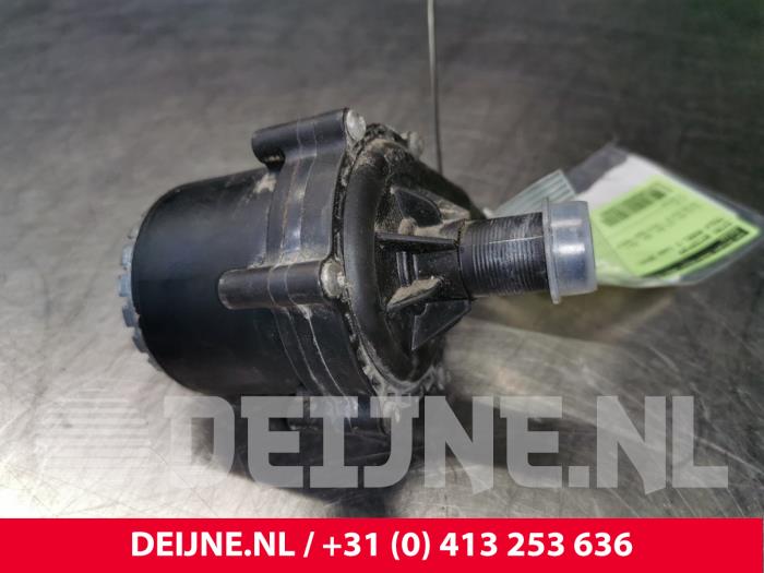 Begagnade Extra vattenpump Tesla Model S 70D Pris € 96,80 Inklusive moms erbjuds av van Deijne Onderdelen Uden B.V.