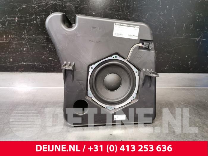 Używane Subwoofer Tesla Model S 70D Cena € 229,90 Z VAT oferowane przez van Deijne Onderdelen Uden B.V.