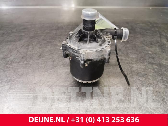 Begagnade Extra vattenpump Tesla Model S 70D Pris € 96,80 Inklusive moms erbjuds av van Deijne Onderdelen Uden B.V.