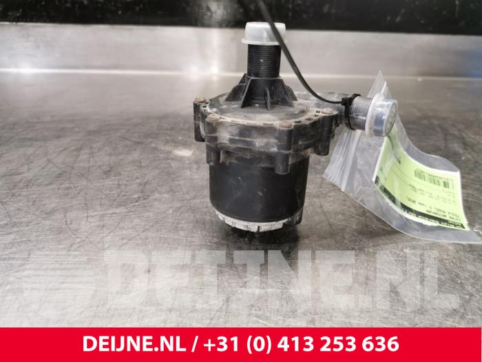 Begagnade Extra vattenpump Tesla Model S 70D Pris € 108,90 Inklusive moms erbjuds av van Deijne Onderdelen Uden B.V.